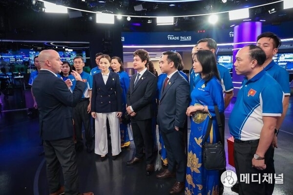 The Meey Group delegation focused intently on the experience sharing from Nasdaq MarketSite representatives. Photo: Meey Group.