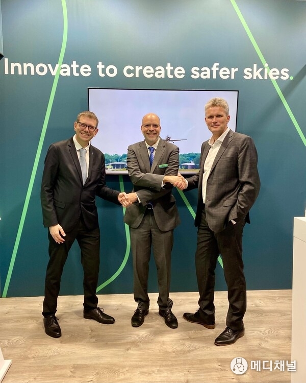 L to R: Loic Dunand, Head of Avionics and Airframe Upgrades Programme at Airbus, Jean-Michel Clairis-Gauthier, VP OEM Business Development and Sales at Acron Aviation, and Jean-Phillippe Labbay, Head of Systems Upgrade and FHS Procurement at Airbus.