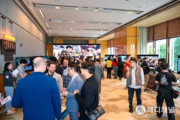Vibrant On-site Exchanges at the Event