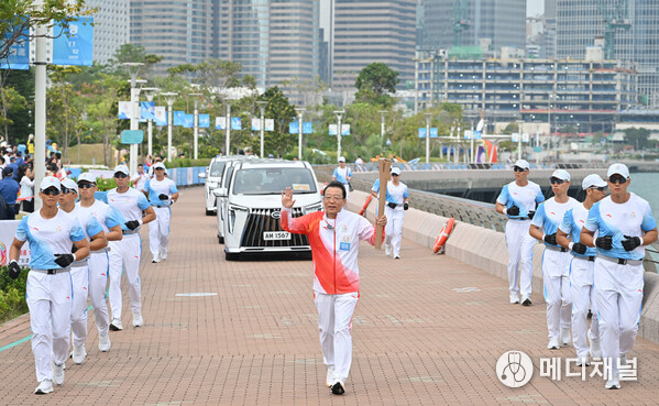 Feng Xingya carried the National Games Torch in the relay