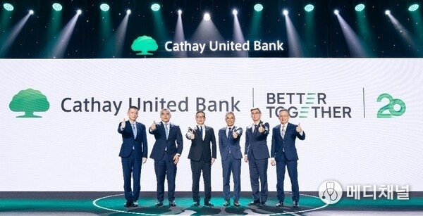 Cathay United Bank hosted its 20th anniversary appreciation banquets in both Ho Chi Minh City and Hanoi. Andrew Kuo, Chairman of Cathay United Bank (the third from the left), together with his team, expressed gratitude to clients and employees for their long-standing support and made the Bank’s commitment to deepening its presence in the Vietnamese market.(Cathay United Bank)