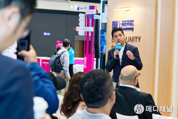 Peter Lu, Founder and CEO of Neurowatt energizes the stage at Hong Kong FinTech Week 2025 with a bold vision for AI-driven quantitative trading.