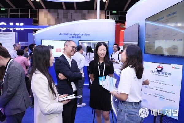 The AI applications, digital employees, and fintech solutions showcased by WeBank onsite received widespread acclaim, sparking active interaction and exchange among industry professionals.
