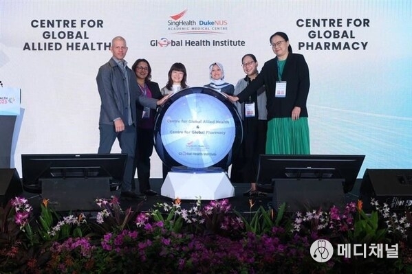 (From left) Prof Paul Pronyk, Co-Director, SingHealth Duke-NUS Global Health Institute, Ms Jeyamany Ruth Jacob, Chair, Centre for Global Allied Health, Adj A/Prof Tan Bee Yee, Group Chief Allied Health Professional, SingHealth, Guest of Honour Mdm Rahayu Mahzam, Minister of State, Ministry of Digital Development and Information & Ministry of Health, A/Prof Lita Chew, Group Chief Pharmacy, SingHealth, and Dr Vivianne Shih, Chair, Centre for Global Pharmacy, at the launch of the two new Centres