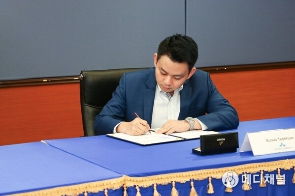 Khomson Khenyotha, Managing Director of Peak Energy Thailand, and Sumet Thepkhom, Director of Development from Peak Energy Thailand, signing the PPA agreement