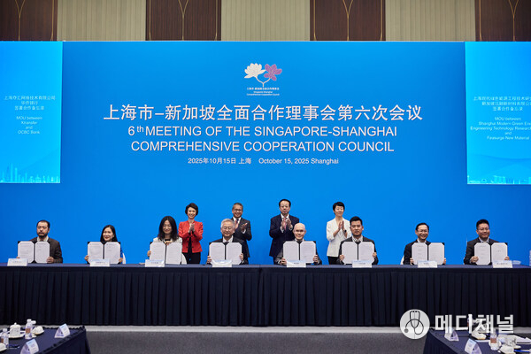 Mr Seth Tan, Managing Director & Head of Corporate Banking of OCBC China (second from right) and Mr Jason Sun, Co-founder and CFO of XTransfer (first from right), signed an MOU on site.