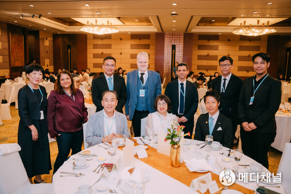 Seated (center and right): Professor Imjai Chitapanarux, President of FARO; Mr. Yohei Watanabe, Vice Director of Project ACTIVE 2.0. Standing (center): Mr. Sebastian-Justus Schmidt, Honorary Consul in Chiang Mai, Embassy of the Federal Republic of Germany.