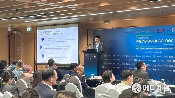 Dr. Joseph Siu-Kie Au - Conference chair, sharing about Personalized Treatment