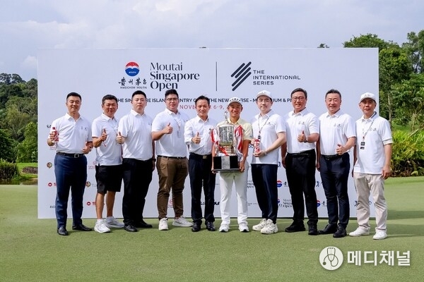 Moutai leaders and guests with Yosuke Asaji, champion of the 2025 Moutai Singapore Open.