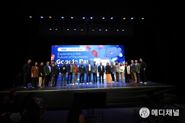 Ren-Ren Reyes, President and CEO of GCash mobile wallet operator G-Xchange, Inc., joins other industry players led by the FintechAlliance.Ph and Visa, along with officials from the Bangko Sentral ng Pilipinas (BSP) and Department of Information and Communications Technology (DICT), at the launch of Google Pay in the Philippines
