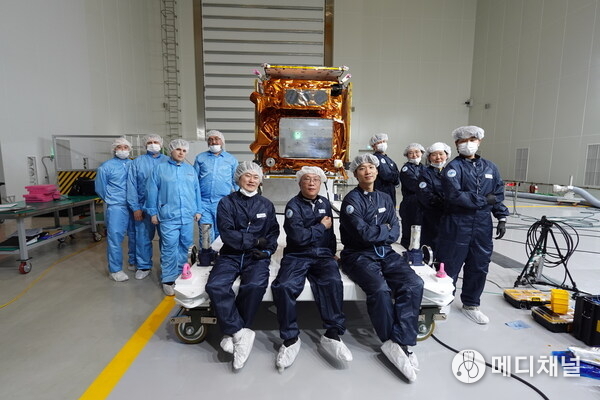 Professor Park and his research team pose for a group photo in front of the BioCabinet alongside the Kairospace Co., Ltd. engineering team, which designed and built the electronic systems for the payload.