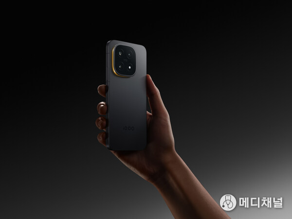 Powered by the latest Snapdragon® 8 Elite Gen 5 and Supercomputing Chip Q3, iQOO 15 delivers unmatched speed, efficiency, and graphical power, setting a new benchmark for flagship gaming phones.