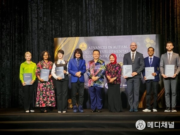 Prof. Dato’ Sri Dr. Mike Chan and the ICAANND 2025 international faculty stand alongside the Raja Muda of Perlis, Tuanku Syed Faizuddin Putra Ibni Tuanku Syed Sirajuddin Jamalullail and Raja Puan Muda, Tuanku Dr. Hajah Lailatul Shahreen Akashah binti Khalil during a special appreciation segment honouring speakers at Glamhall, Damansara.
