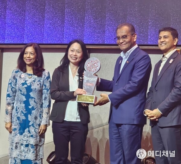 From left to right: Yang Berbahagia Dato