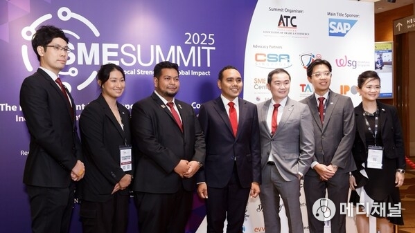 SMESummit 2025 Organising Committee with GOH Mr Zhulkarnian Abdul Rahim