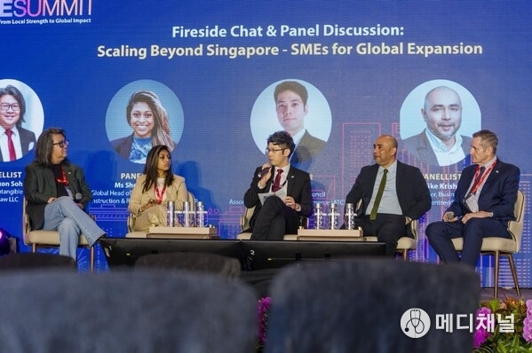 Fireside Chat and Panel Discussion at the SMESummit 2025. Panelist from Left to Right - Mr Dixon Soh (CHP Law LLC), Ms Shenaz Bilkis (SAP Asia), Mr Hong Qibin (Council Member, ATC), Mr Mike Krishnan (SMECentre@SICCI), Mr Tony Lugg (Project Argus Pte Ltd)