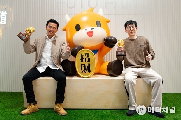 Global Champion Zachary Zhong and Global 2nd Runner-up Ambrose pose with their Golden Bull trophies at the award ceremony held at the Futu Store in Hong Kong