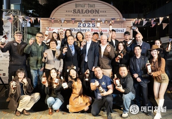 Brand representatives with AIT Director Raymond F. Greene (center) and distinguished guests from the Taipei City Government during opening ceremony