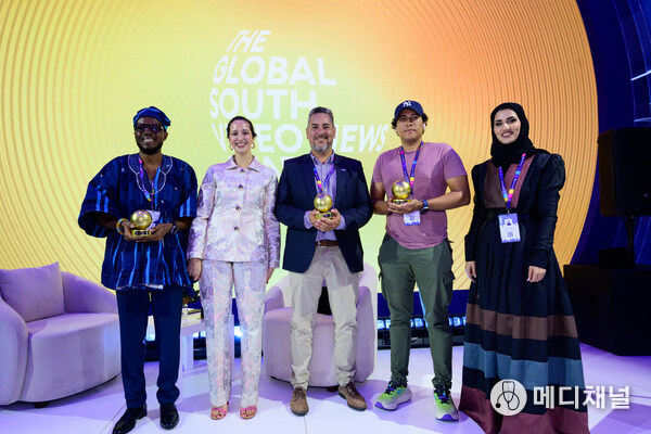 Winners of the Global South Video News Awards with the host of the ceremony. Left to right: Ernest Dela Aglanu, Mai Maxwell (host), Maxi Jonas, Enrique Ortiz, Shahd Alabdouli (Accepting on behalf of Masoud Al Jarousha)