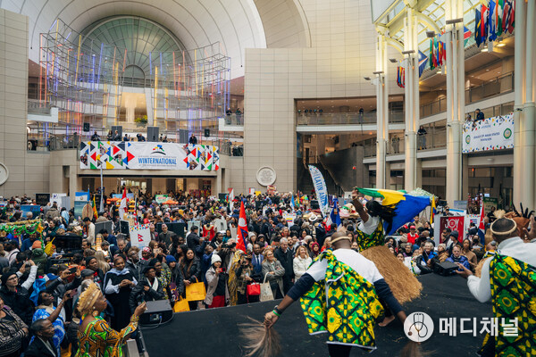 8,000 Winternational attendees explored embassy exhibits and enjoyed the international performance stage at the 12th Annual Embassy Showcase at the Ronald Reagan Building and International Trade Center in Washington, DC.