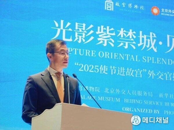 Xu Yuchang, Secretary-General of Xinhua News Agency, delivering a speech