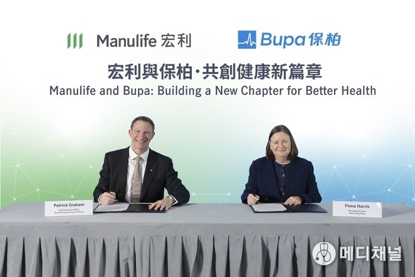 Manulife and Bupa have signed an MoU for strategic collaboration in Hong Kong to create a more robust, integrated healthcare network offering customers greater access and choice. Pictured at the signing ceremony are Patrick Graham, CEO of Manulife Hong Kong and Macau (left), and Fiona Harris, Managing Director of Bupa Hong Kong (right).