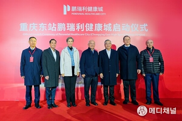 From left to right: Mr Zhao Xiangdong, General Manager and Deputy Party Secretary of China Railway Construction Group; Mr Tan Kiat How, Singapore Senior Minister of State for Ministry of Digital Development and Information & Ministry of Health; Mrs Josephine Teo, Singapore Minister for Digital Development and Information and Minister-in-charge of Cybersecurity & Smart Nation Group; Mr Pua Seck Guan, Executive Chairman and Chief Executive Officer, Perennial Holdings; Mr Gan Kim Yong, Singapore De