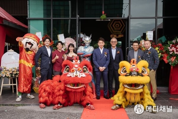 From Left to Right : Mr. Takeshi Hashimoto, Vice President, Tsuburaya Fields Entertainment International Ms. Apple Teong, Group General Manager, OUP Group Ms. Genie Teong, Chief Financial Officer, OUP Group Mr. Alvin Lee, CEO, One Universal Production & Group of Companies Mr. Michael Lee, International Chairman, MWF International Mr. Ivan Wong, Head of Asia, Moonbug Entertainment Mr. W. Wong, President of Bruce Lee Club Hong Kong