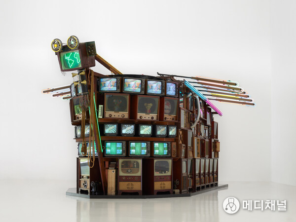 Nam June Paik, Kon-Tiki, 1995, Mixed media, 400 x 700 x 800 cm © Nam June Paik Estate. Photo: K2 studio