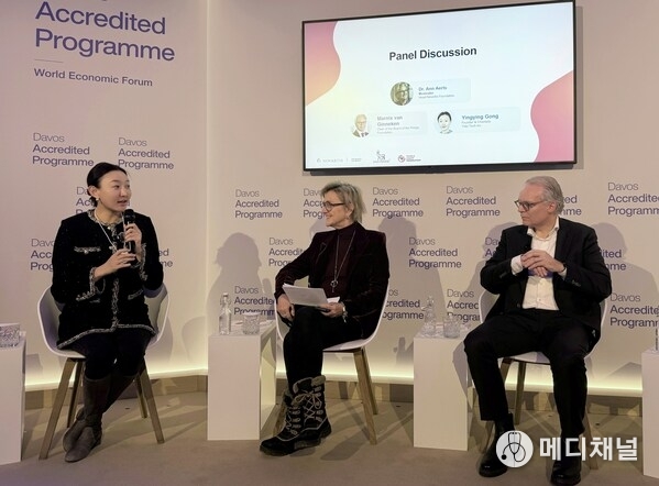 Mrs. Gong Yingying, Founder and Chairlady of Yidu Tech, speaks with Mr. Marnix van Ginneken, Chairman of the Philips Foundation, during a Davos dialogue on the future of AI-enabled public health