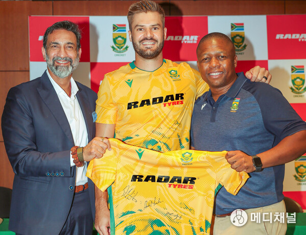 Left to right: GS Sareen, President & CEO, Omni United; Aiden Markram - T20I Captain, South Africa National Cricket Team; Mtunzi Jonas, CCO, Cricket South Africa (CSA)