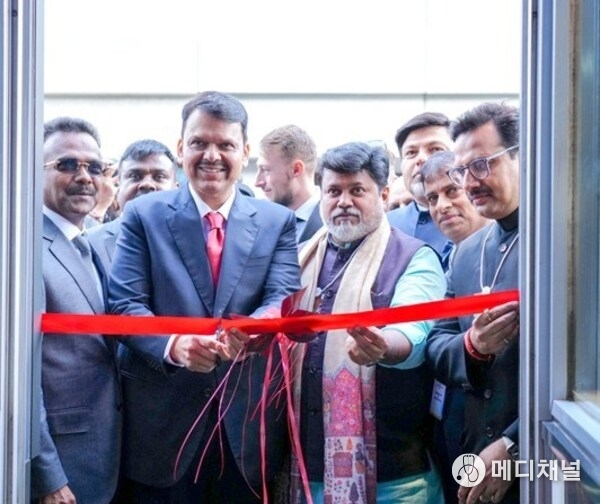 Chief Minister Devendra Fadnavis inaugurating Maharashtra Pavilion at Davos with Minister Industries, Uday Samant (R) and Principal Secretary Industries, Dr. P Anbalagan IAS (L)