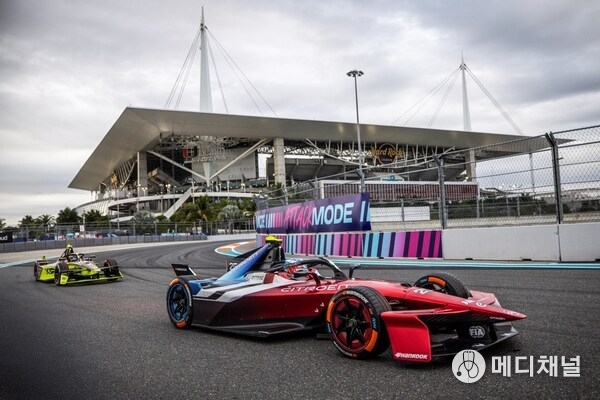 On-track action at the Formula E Season 12 Miami E-Prix