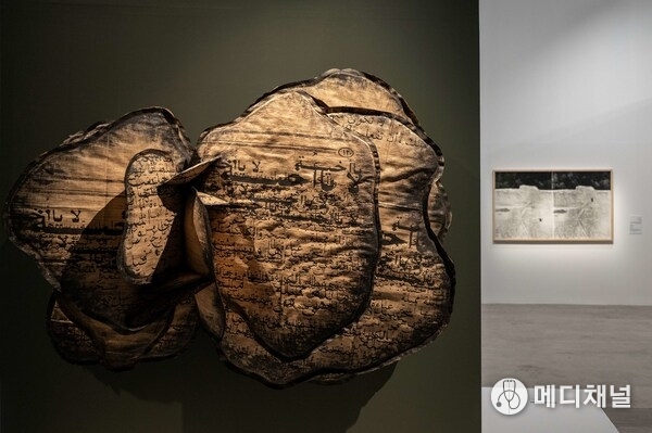 Manal AlDowayan. O’Sister, 2021. Royal Commission for AlUla. Gina Pane Untitled, 1970. Centre Pompidou, MNAM 1990, Paris (France). Courtesy of Nick Jackson Photography