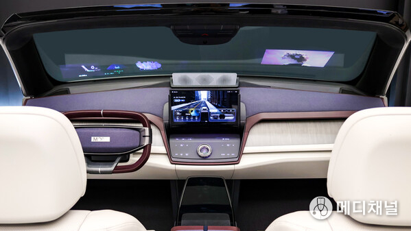One-stop solution – production-ready holographic windshield displays for OEMs.