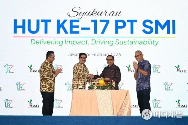 (From left to right) President Commissioner of PT SMI, Andin Hadiyanto, President Director of PT SMI, Reynaldi Hermansjah, Deputy Minister of Finance, Juda Agung, and Director General of State Assets of the Ministry of Finance, Rionald Silaban celebrate PT SMI