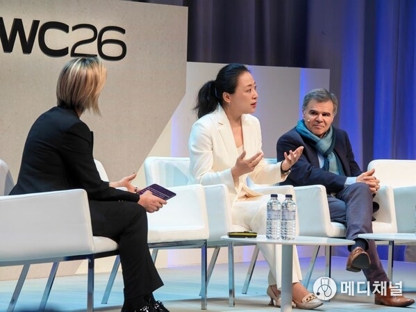 Fang Fei, President of Products at HONOR expressed her views about the convergence of AI, devices and connectivity.